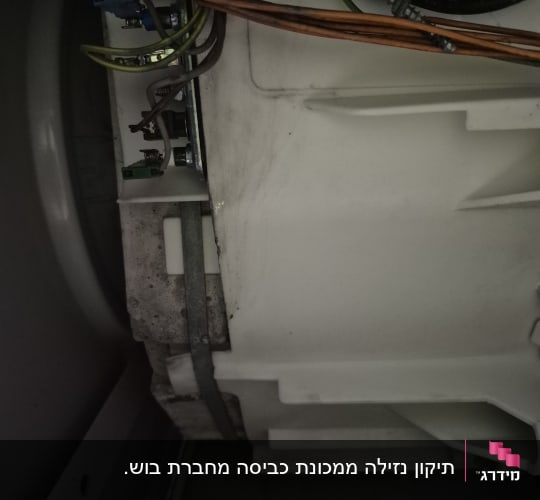 חוטי חשמל מחוברים למכשיר חשמלי לבן